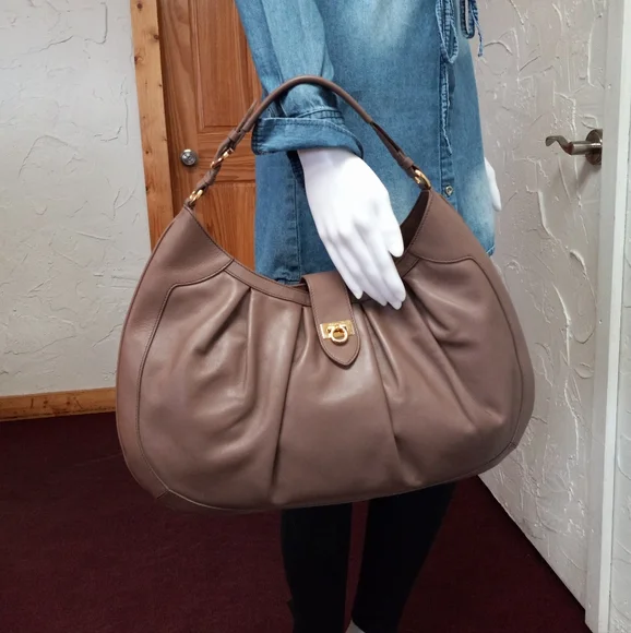 Salvatore Ferragamo, Roxanne Leather Hobo, Gold tone Gancini Hardware - Picture 5 of 14